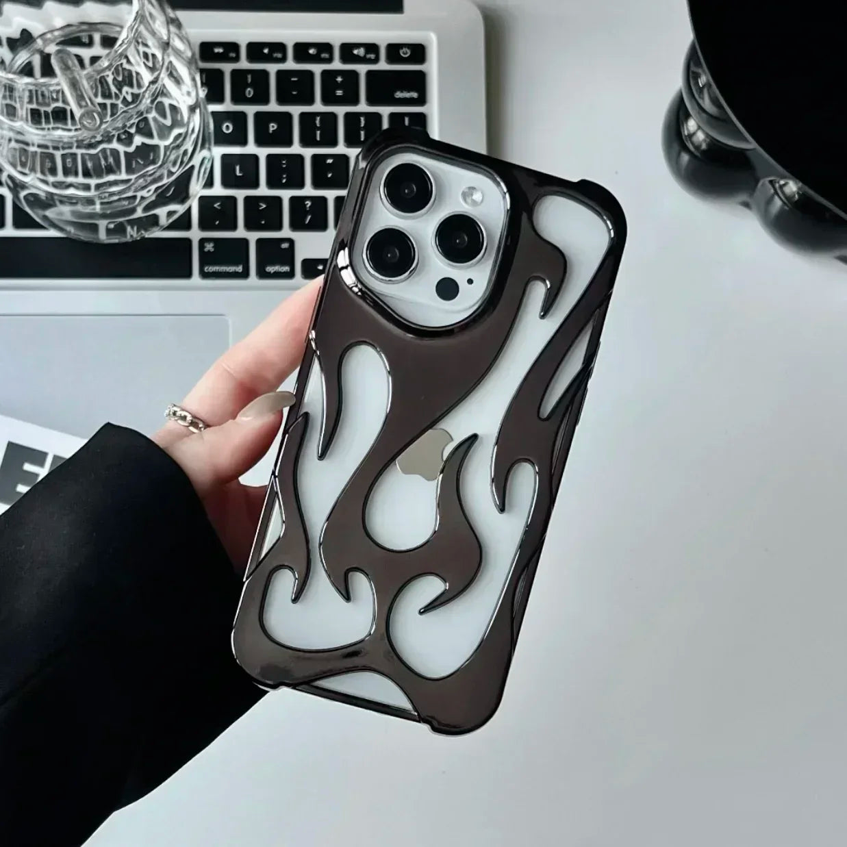 Capa para iphone com estampa de chamas