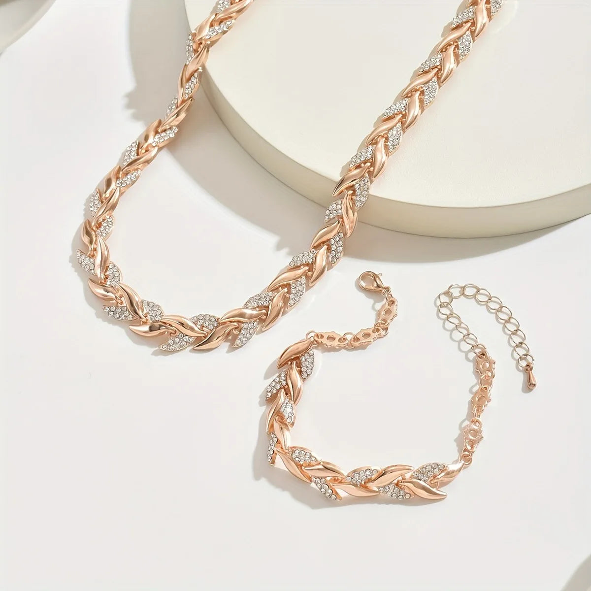 Conjunto de colar e pulseira em formato de folha