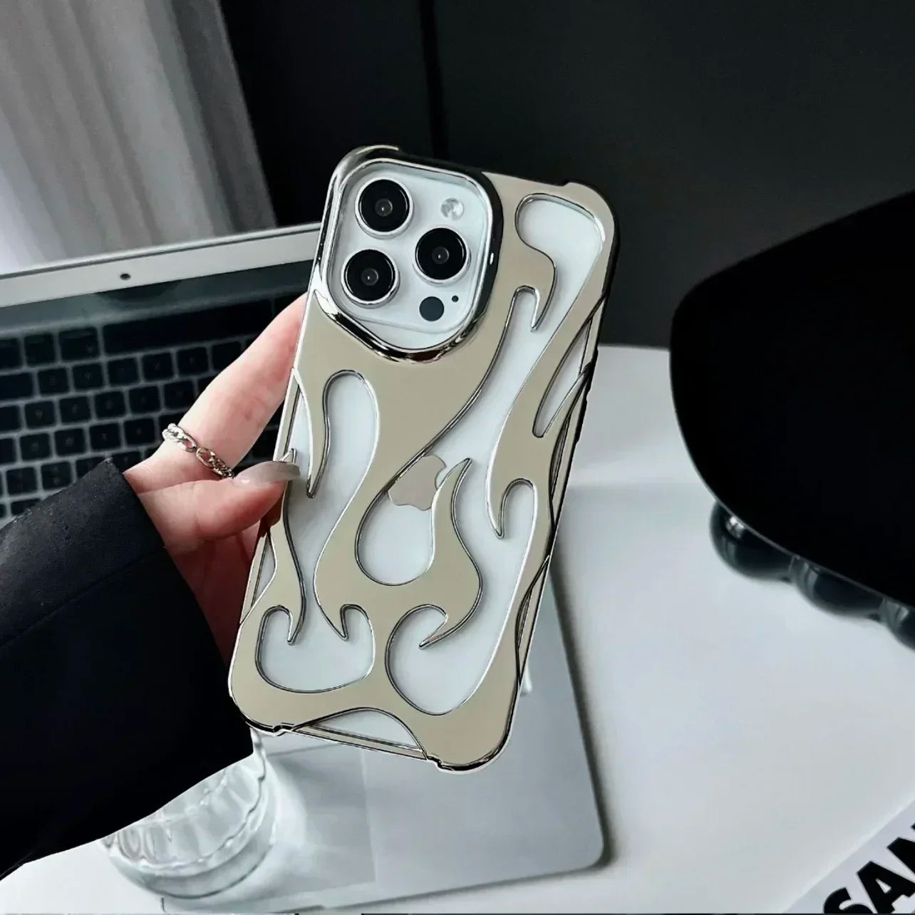 Capa para iphone com estampa de chamas